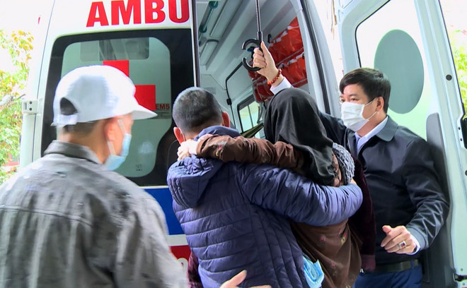 Móng Cái tổ chức đưa đón người già, khuyết tật đi tiêm vaccine ảnh 2