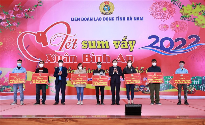Trưởng ban Dân vận Trung ương tặng quà cho người lao động ở Hà Nam ảnh 2