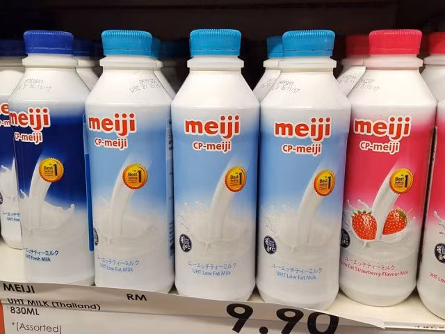 Nhật Bản thu hồi hơn 44.000 chai sữa Meiji vì có thuốc kháng sinh ảnh 1