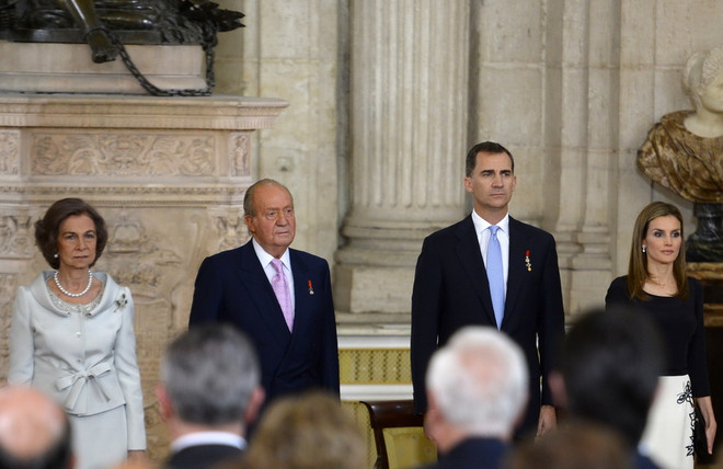 [Photo] Vua Tây Ban Nha chính thức nhường ngôi cho con trai ảnh 2