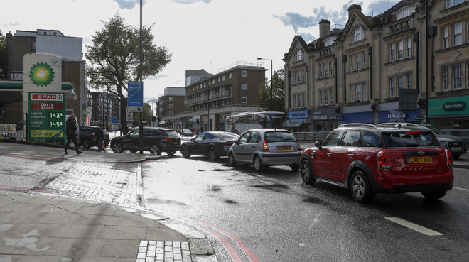 Anh triển khai quân đội vận chuyển nhiên liệu cho các cây xăng ảnh 1