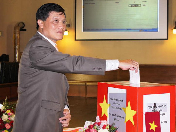 Người Việt tại Séc ủng hộ 50.000 USD vì biển đảo quê hương ảnh 1