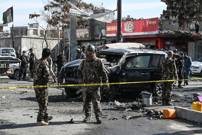 Nhân viên an ninh điều tra tại hiện trường một vụ đánh bom ở Kabul, Afghanistan, ngày 10/2/2021. (Ảnh: AFP/TTXVN) HĐBA kêu gọi phụ nữ tham gia vào tiến trình hòa bình tại Afghanistan ảnh 1
