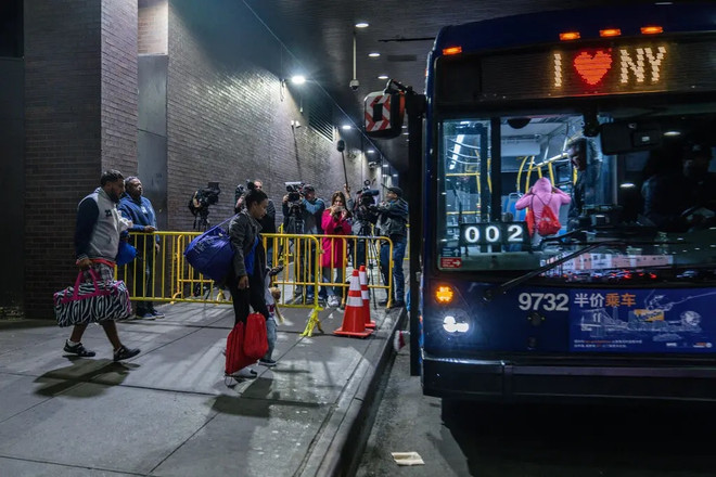 Người di cư tới thành phố New York, Mỹ. (Nguồn: The New York Times) Mỹ: Thành phố New York không có đủ quỹ nhà dành cho người di cư ảnh 1