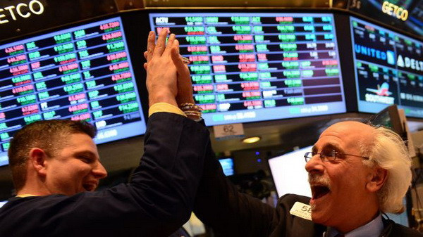 Chỉ số chứng khoán Dow Jones thiết lập kỷ lục mới ảnh 1