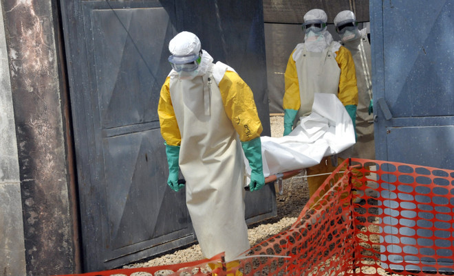 Chuyển thi thể bệnh nhân tử vong do nhiễm virus Ebola tại Conakry, Guinea, ngày 8/3/2015. (Ảnh: AFP/TTXVN) Tỷ lệ bệnh nhân Ebola tại CHDC Congo và Guinea tử vong lên tới 50% ảnh 1