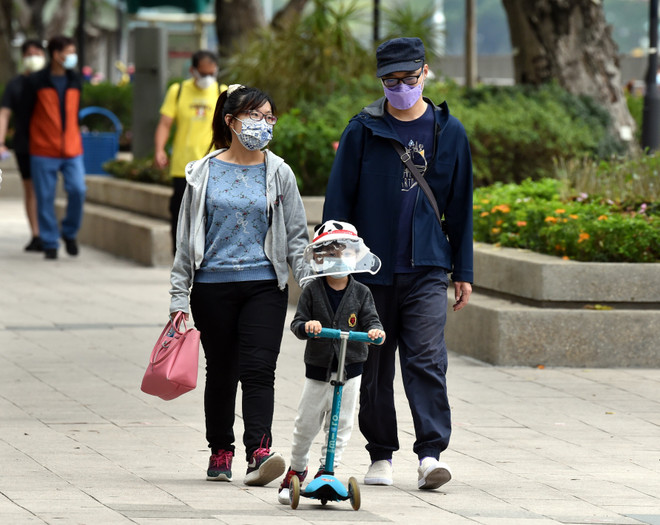 Người dân đeo khẩu trang phòng lây nhiễm COVID-19 tại Hong Kong, Trung Quốc. (Ảnh: THX/TTXVN) Dịch COVID-19: Ấn Độ ghi nhận số ca mắc mới cao nhất 3 tháng qua ảnh 2