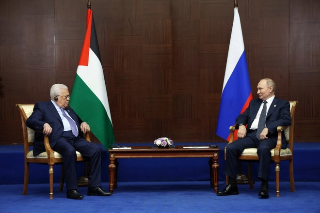 Tổng thống Nga Vladimir Putin gặp người đồng cấp Palestine Mahmoud Abbas ngày 13/10/2022. (Ảnh: AFP) Ông Putin: Nga muốn giải pháp công bằng cho vấn đề Palestine-Israel ảnh 1