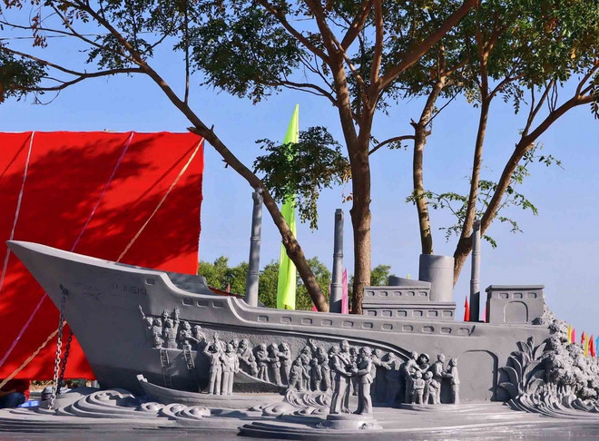 Tượng đài chuyến tàu tập kết ra Bắc năm 1954 do Nhà điêu khắc Trần Thanh Tùng thiết kế. (Ảnh: Huỳnh Anh/TTXVN) ttxvn-tau-tap-ket-ra-bac-2-3112.jpg