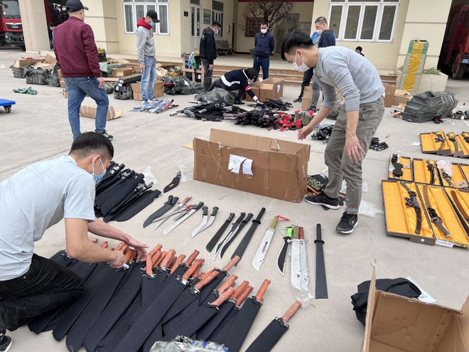 Hà Nội triệt phá đường dây mua bán, tàng trữ gần 3.000 vũ khí thô sơ ảnh 1