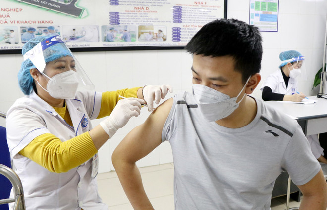 Các đối tượng thuộc diện ưu tiên được tiêm bổ sung vaccine phòng COVID-19 tại Bệnh viện đa khoa tỉnh Phú Thọ. (Ảnh: Trung Kiên/TTXVN) Phú Thọ: Mở rộng quản lý, điều trị người mắc COVID-19 tại nhà ảnh 1
