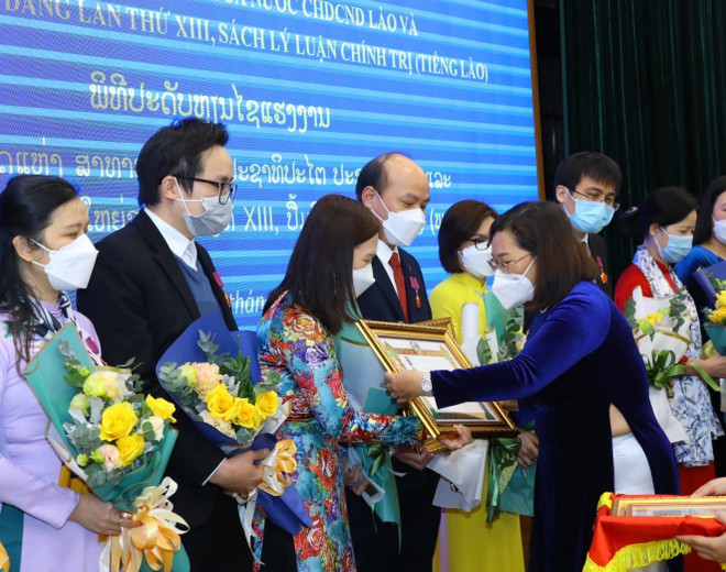 Trao tặng Huân chương Lao động của Lào cho cán bộ, chuyên gia Việt Nam ảnh 2