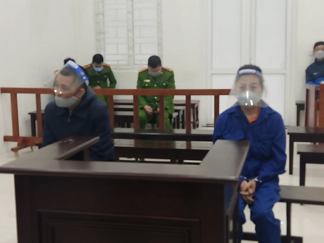Vợ chồng bị cáo Chi và Vũ tại phiên toà. (Nguồn: Báo Công an nhân dân) Hai cặp vợ chồng dắt nhau vào tù vì trộm cắp và làm tiền giả ảnh 1