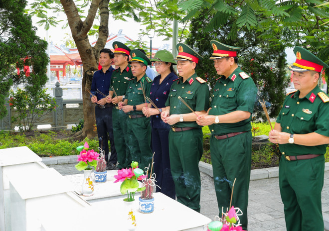 Thiếu tướng Phạm Trường Sơn, Phó Tổng Tham mưu trưởng Quân đội Nhân dân Việt Nam thắp hương tưởng nhớ các liệt sỹ tại Nghĩa trang Liệt sỹ Quốc gia Vị Xuyên. (Ảnh: Hoàng Hiếu/TTXVN) Củng cố thế trận lòng dân qua các hoạt động đền ơn đáp nghĩa ảnh 1