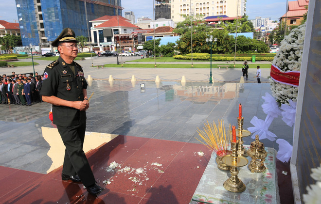 Dâng hương tưởng niệm các Anh hùng Liệt sỹ Việt Nam tại Campuchia ảnh 2