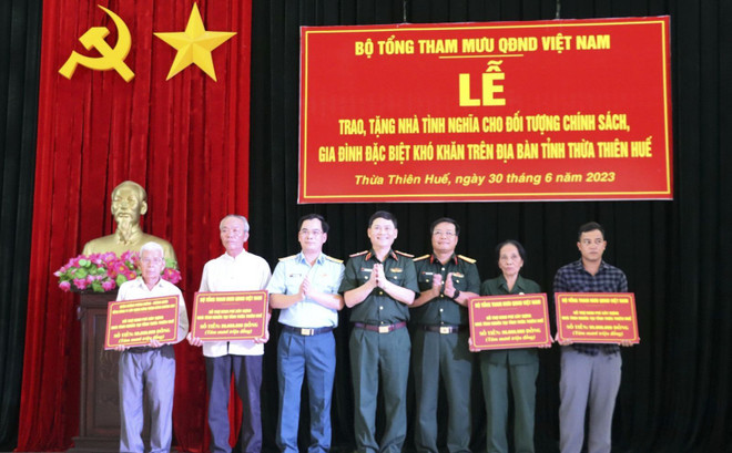 Bộ Tổng Tham mưu tổ chức Lễ trao tặng nhà tình nghĩa cho các đối tượng chính sách nhân dịp kỷ niệm 76 năm Ngày Thương binh-Liệt sỹ. (Nguồn: Chính sách Quân đội) Củng cố thế trận lòng dân qua các hoạt động đền ơn đáp nghĩa ảnh 2