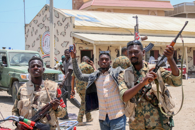 Binh sỹ quân đội Sudan tại thành phố Port Sudan. (Ảnh: AFP/TTXVN) LHQ quan ngại tình trạng vượt ngục khiến bạo lực leo thang tại Sudan ảnh 1