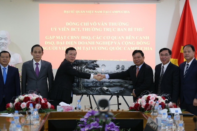 Ông Võ Văn Thưởng tặng quà lưu niệm Đại sứ quán Việt Nam tại Campuchia. (Ảnh: Nguyễn Hùng/TTXVN) Thường trực Ban Bí thư tới thăm Đại sứ quán Việt Nam tại Campuchia ảnh 2