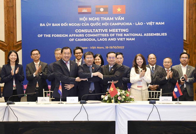 Ba Chủ nhiệm Ủy ban Đối ngoại của Quốc hội Campuchia-Lào-Việt Nam ký Biên bản làm việc tại hội nghị. (Ảnh: TTXVN phát) Tăng cường quan hệ hợp tác giữa Quốc hội Việt Nam-Lào-Campuchia ảnh 1