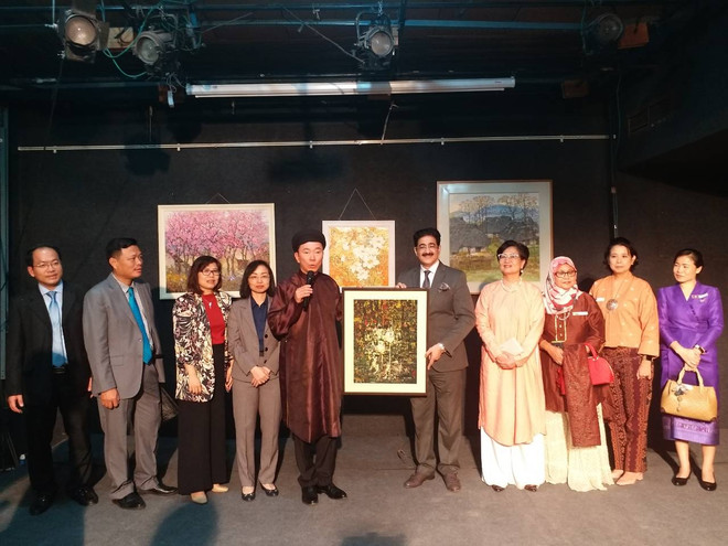 Triển lãm trưng bày tác phẩm của 7 họa sỹ Việt Nam tại Ấn Độ ảnh 1