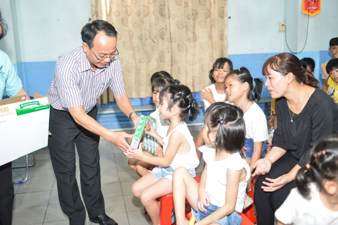 Quỹ sữa Vươn cao Việt Nam và Vinamilk mang niềm vui cho trẻ em TP.HCM ảnh 6