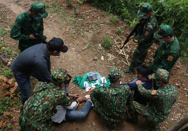 Bắt hai đối tượng trong đường dây vận chuyển 51kg vàng qua biên giới ảnh 1