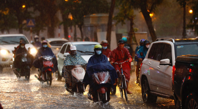 Bắc Bộ và Nam Bộ có mưa to đến rất to, đề phòng lốc, sét và gió giật ảnh 1