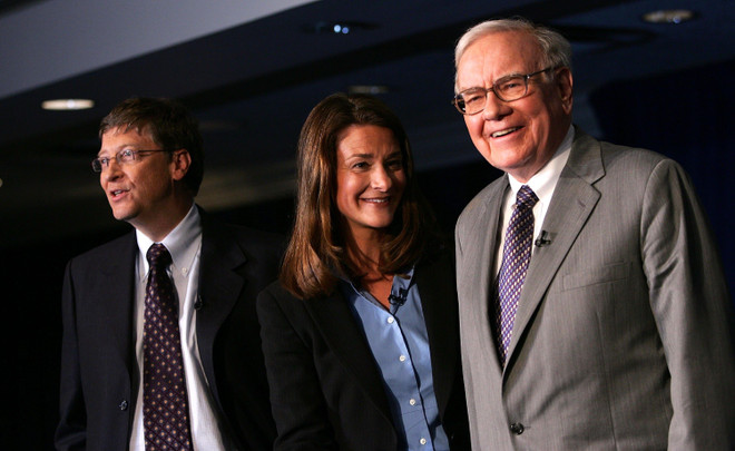 Tỷ phú Warren Buffett (phải) cùng Bill và Melinda Gates. (Ảnh: Getty Images) Tỷ phú Buffett rút khỏi vai trò quản lý quỹ Bill and Melinda Gates ảnh 1