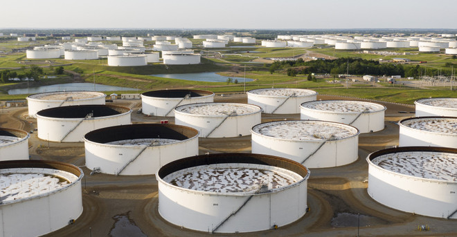 Bể chứa dầu tại Cushing, Oklahoma, Mỹ. (Ảnh: AFP/TTXVN) Dự trữ của Mỹ giảm, giá dầu Brent chạm mức cao nhất hơn hai năm ảnh 1