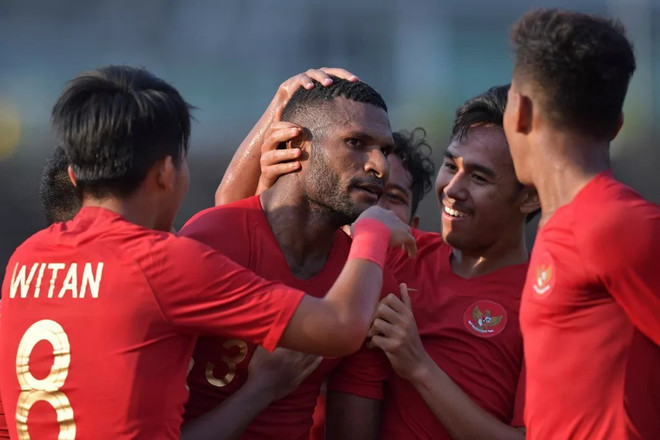 U22 Indonesia đang bám đuổi U22 Việt Nam tại bảng B. (Ảnh: Fox Sports Asia) Vượt qua Singapore, U22 Indonesia bám sát U22 Việt Nam tại bảng B ảnh 1