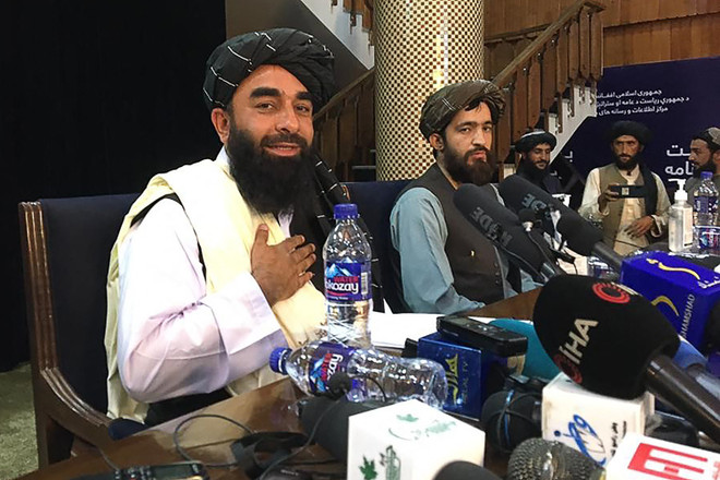 Phát ngôn viên của Taliban Zabihullah Mujahid (trái) tại cuộc họp báo ở Kabul, Afghanistan, ngày 17/8/2021. (Ảnh: AFP/TTXVN) Tổng Thư ký LHQ chỉ ra cách thức trong đàm phán với Taliban ảnh 2