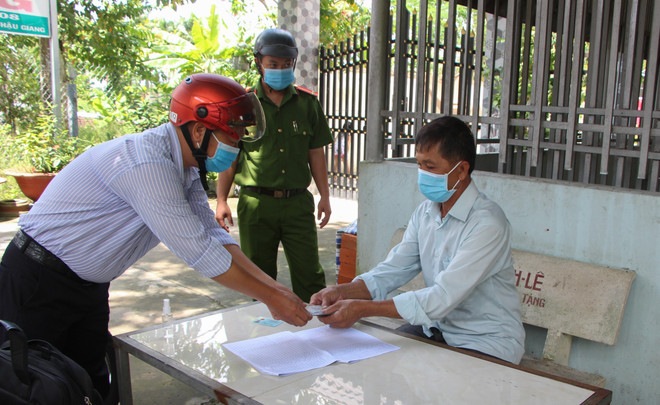 Long An, Phú Thọ kịp thời hỗ trợ người bị ảnh hưởng do dịch COVID-19 ảnh 1