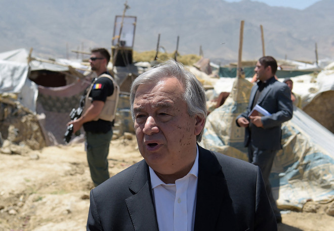 Tổng Thư ký Liên hợp quốc Antonio Guterres trong cuộc họp báo tại khu vực trại tạm của người tị nạn ở ngoại ô Kabul, Afghanistan. (Ảnh: AFP/TTXVN) Tổng Thư ký LHQ chỉ ra cách thức trong đàm phán với Taliban ảnh 1