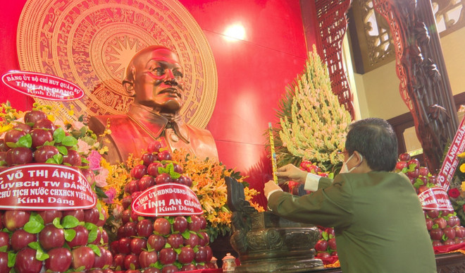 Bí thư Tỉnh ủy An Giang Lê Hồng Quang dâng hương tại đền thờ Chủ tịch Tôn Đức Thắng (xã Mỹ Hòa Hưng, thành phố Long Xuyên, An Giang). (Ảnh: Công Mạo/TTXVN) Dâng hương tưởng niệm 133 năm Ngày sinh Chủ tịch Tôn Đức Thắng ảnh 1