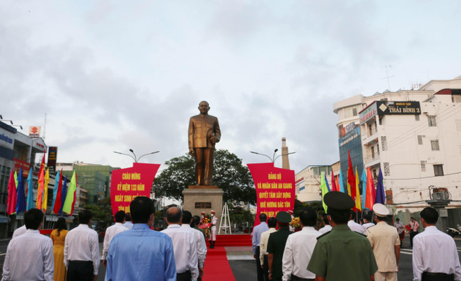 Đại biểu tham dự lễ dâng hoa tại Tượng đài Chủ tịch Tôn Đức Thắng (phường Mỹ Long, thành phố Long Xuyên). (Ảnh: Công Mạo/TTXVN) Dâng hương tưởng niệm 133 năm Ngày sinh Chủ tịch Tôn Đức Thắng ảnh 2
