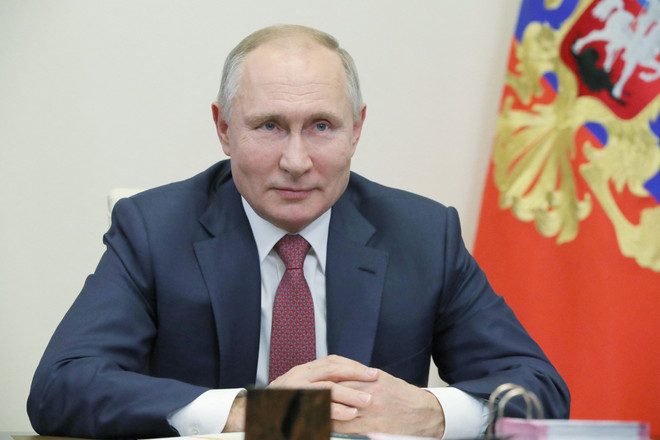 Tổng thống Nga Vladimir Putin trong một cuộc họp trực tuyến tại Novo-Ogaryovo, ngoại ô Moskva. (Ảnh: AFP/TTXVN) Tổng thống Putin: Quân đội Nga tự tin đối mặt với các thách thức lớn ảnh 1
