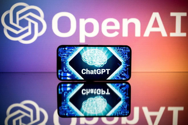 Ứng dụng ChatGPT của OpenAI đã khơi mào cho cuộc đua trang bị AI. (Ảnh: AFP/TTXVN) "Cha đẻ" của AI cảnh báo về mối đe dọa khẩn cấp từ công nghệ này ảnh 1