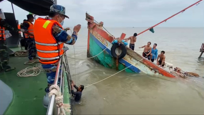 Biên phòng Bến Tre đưa 8 thuyền viên gặp nạn trên biển vào bờ an toàn ảnh 1