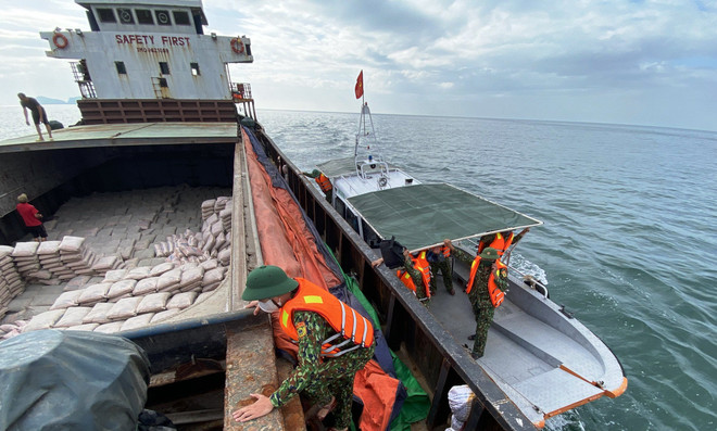 Tàu hàng chở hơn 2.300 tấn ximăng bị thủng đáy trên biển Cù Lao Chàm ảnh 1