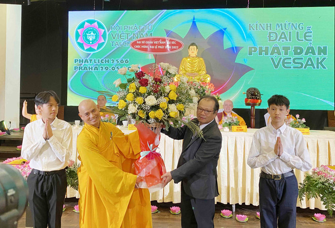 Đại sứ Thái Xuân Dũng tặng hoa chúc mừng Đại lễ Phật Đản. (Ảnh: Hồng Kỳ/Vietnam+) Lan tỏa và phát huy văn hóa dân tộc qua Đại lễ Phật Đản 2022 tại Séc ảnh 1