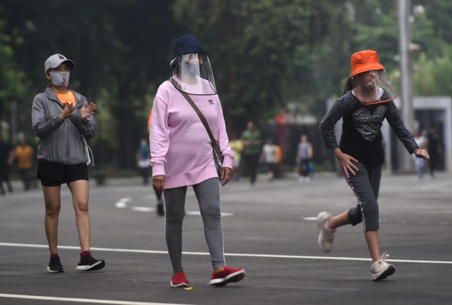 Người dân đeo khẩu trang và mặt nạ bảo hộ phòng lây nhiễm COVID-19 tại Jakarta, Indonesia, ngày 5/6/2020. (Ảnh: THX/TTXVN) Số ca mắc COVID-19 tại Singapore, Indonesia đều vượt 40.000 người ảnh 1