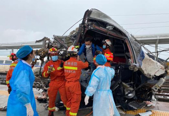 Tàu cao tốc ở Trung Quốc bị chệch đường ray, lái tàu thiệt mạng ảnh 1