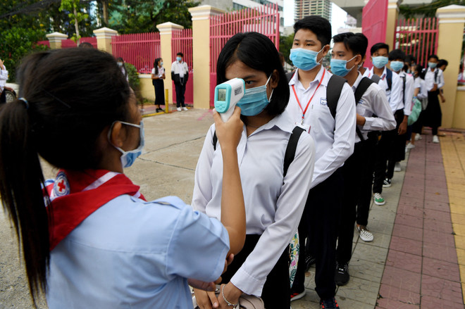Kiểm tra thân nhiệt để phòng dịch COVID-19 tại một trường học ở Phnom Penh, Campuchia, ngày 7/9/2020. (Ảnh: AFP/TTXVN) Campuchia: Đa số trường học tại Phnom Penh mở cửa theo đúng kế hoạch ảnh 1