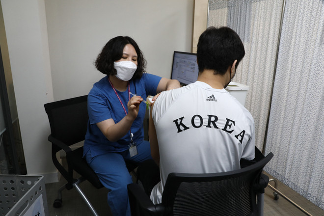 Tiêm vaccine ngừa COVID-19 tại Seoul, Hàn Quốc. (Ảnh: AFP/TTXVN) Hàn Quốc kỳ vọng sớm đạt kế hoạch tiêm chủng ngừa COVID-19 ảnh 1