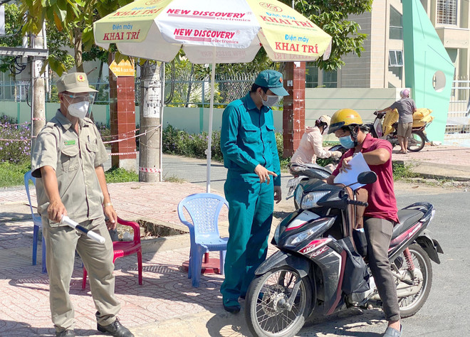 Các lực lượng tham gia trực tại chốt kiểm soát phòng, chống dịch bệnh. (Ảnh minh họa: TTXVN) Phú Yên: Khởi tố đối tượng chống người làm nhiệm vụ kiểm soát dịch ảnh 1
