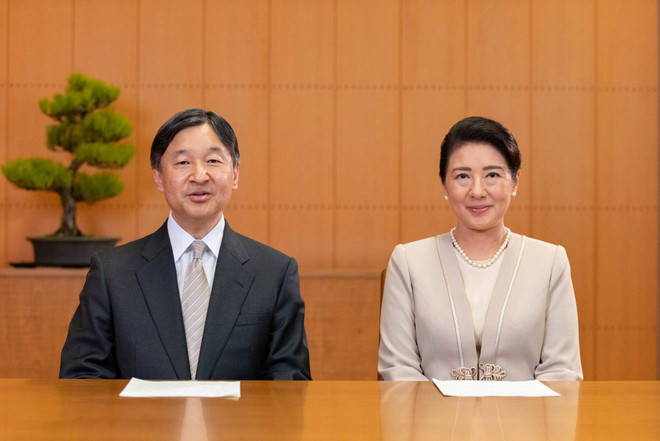 Nhật Hoàng Naruhito và Hoàng hậu Masako. (Ảnh: AFP) Nhật Hoàng tri ân các nhân viên y tế trong cuộc chiến chống dịch bệnh ảnh 1