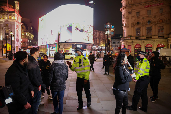 Thủ đô London vắng bóng người trong đêm Giao thừa do dịch bệnh. (Ảnh: Sky News) Châu Âu đón giao thừa lặng lẽ do dịch bệnh hoành hành ảnh 1