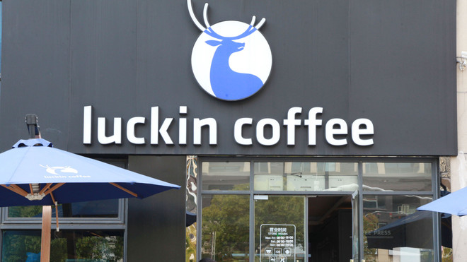 Một cửa hàng của Luckin Coffee. (Ảnh: Getty Images) Chuỗi càphê Trung Quốc Luckin Coffee nhận án phạt 180 triệu USD tại Mỹ ảnh 1