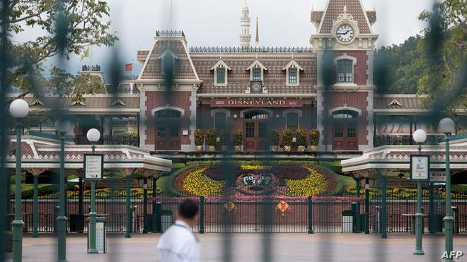Công viên Disneyland tại Hong Kong phải đóng cửa do dịch bệnh. (Ảnh: AFP) Các công ty lữ hành Pháp ngừng mọi chuyến đi đến Trung Quốc ảnh 1