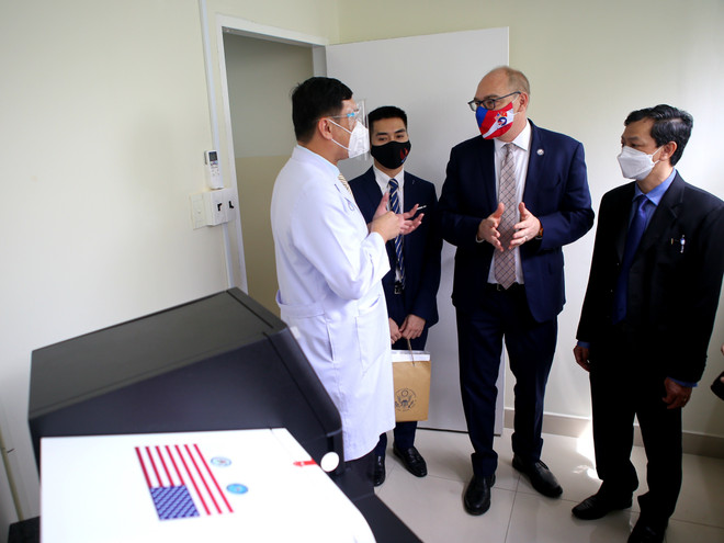 Bệnh viện Chợ Rẫy nhận máy giải trình tự gene do Hoa Kỳ tài trợ ảnh 1